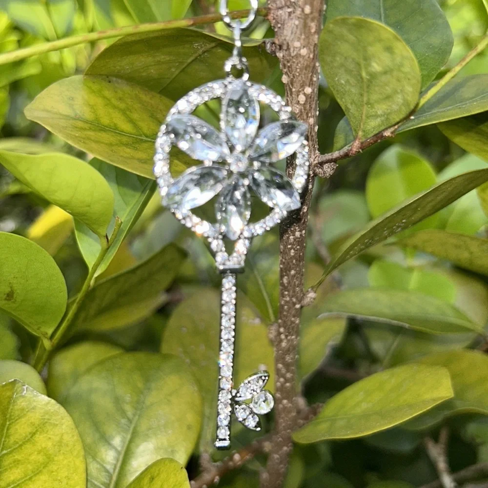NWT Flowered Silver Key Keychain with Rhinestones - Picture 1 of 6